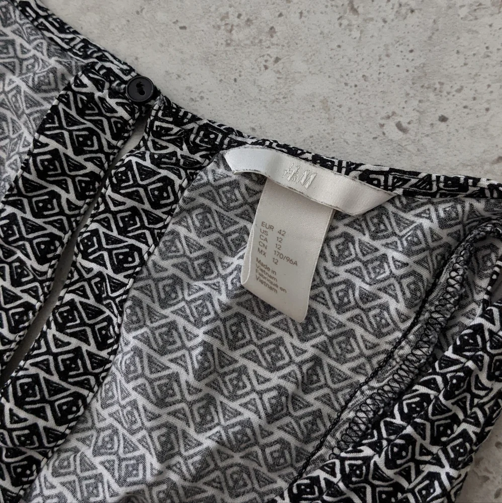 H&M Black and White Patterned Short Sleeveless Summer Dress - size 12 - Picture 4 of 4